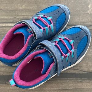 Kids new Merrell hiking shoes 1.0M